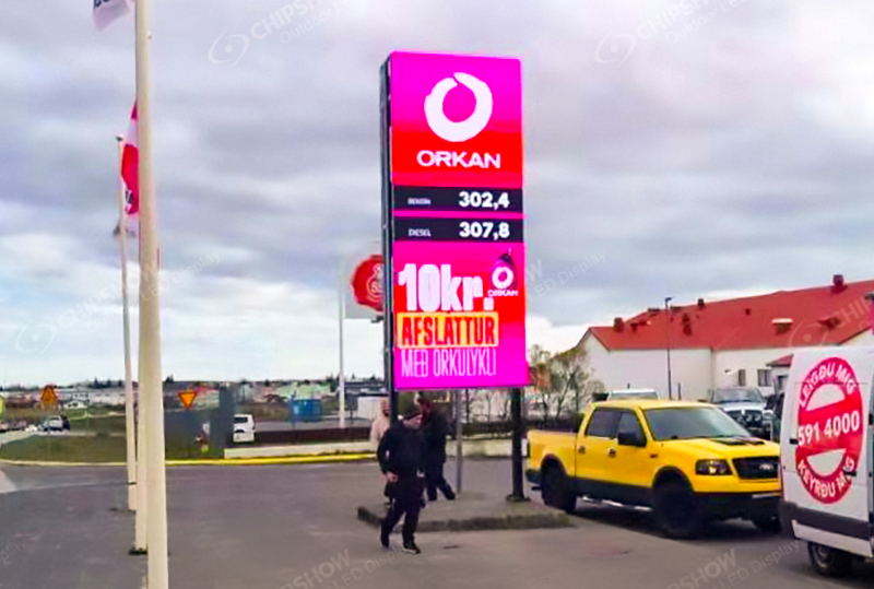 LED-Werbeschild einer Tankstelle in Island
