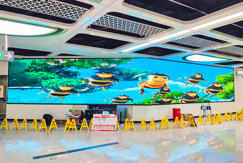 P1.58 Ultraklares LED-Bildschirmprojekt mit kleinem Abstand im U-Bahnhof Shenzhen, China